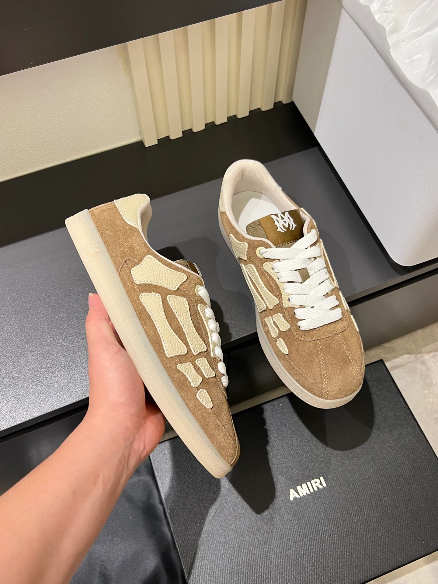 Men's shoes 💰p560 "AMIR*" new men's low-top casual sports sneakers bone shoes, another pair of irresistible bone shoes. Bone shoes are one of AMIRI's most popular items. Made of first-layer cowhide upper. The side bones are made of two cowhide laminations. It has a three-dimensional effect. The leather incisions are all oil-edged. Contrast color design. Simple style. Fashionable sports. Customized metal LOGO nameplate embellished with laces. Exclusive top-quality version. Supports contrast. Breathable mesh lining. The original rubber outsole is a must-have item for daily leisure. It is suitable for various occasions. If you pursue high quality, check it out. It is super cool on the feet and comes with a full set of original packaging! Size: 39-45!